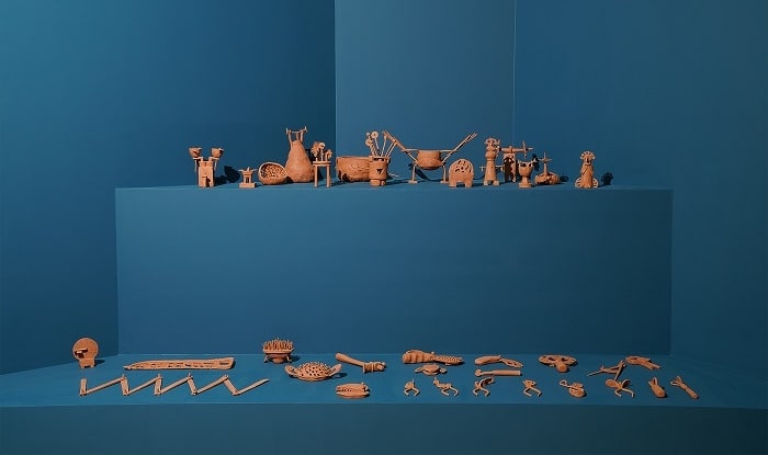 Ναταλία Μαντά, Memorial Tools, 2019 (installation view), 41 γλυπτά, πηλός, μεταβλητές διαστάσεις. Ευγενική παραχώρηση της καλλιτέχνιδας