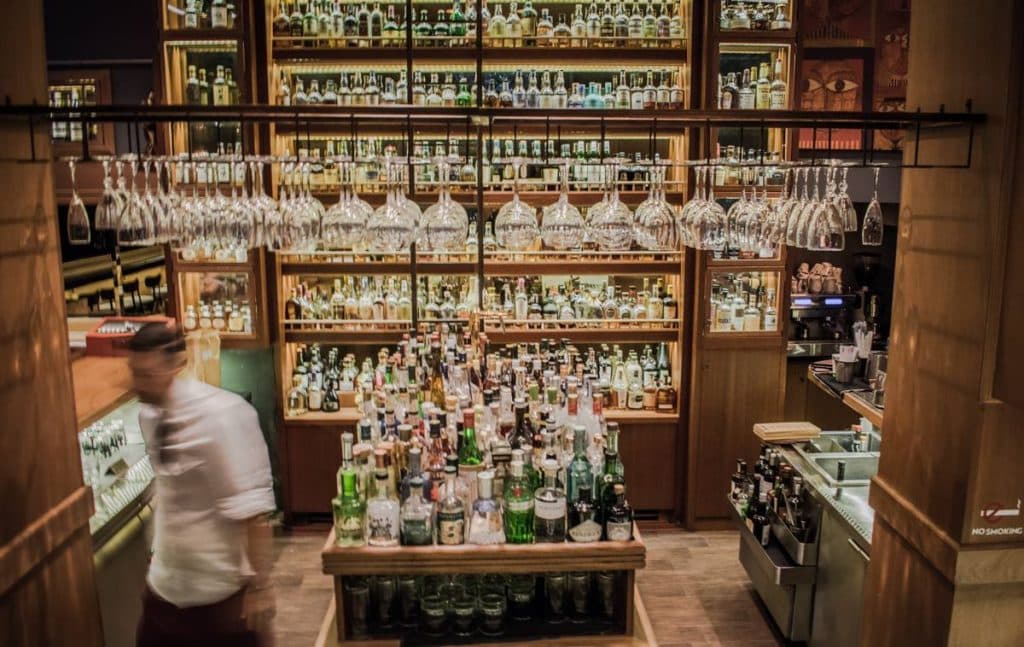 CV Distiller: Το αθηναϊκό bar που θυμίζει Σκωτία - FlagInLife