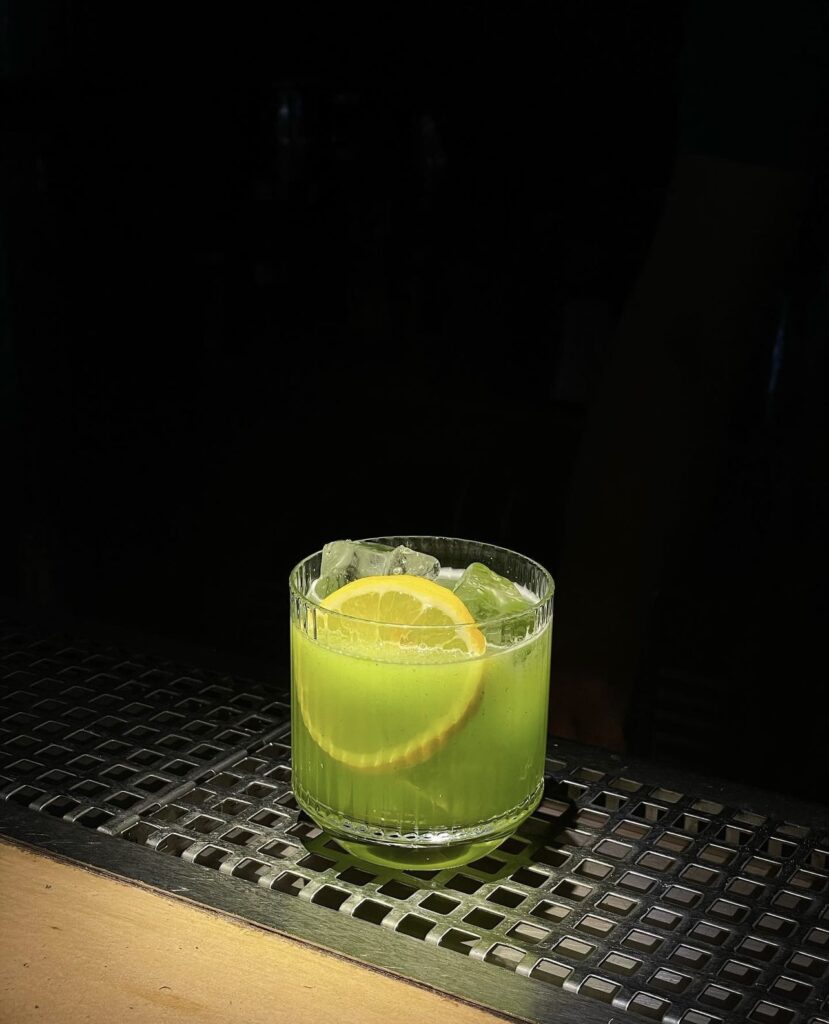 ποτηρι με cocktail