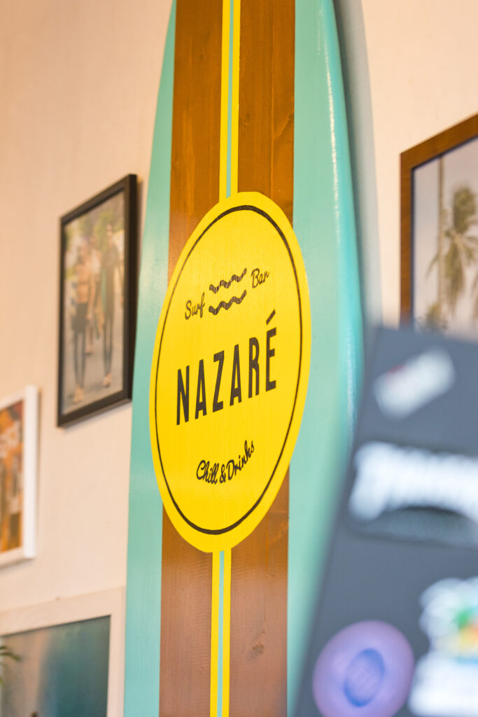 Nazaré Surf Bar: Όταν τα κύματα του Ατλαντικού «έσκασαν» στον Πειραιά - FlagInLife