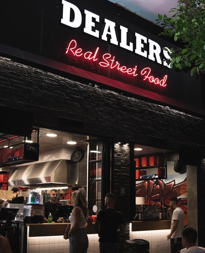 Dealers: Μια καντίνα με γευστικό street food στον Κορυδαλλό - FlagInLife