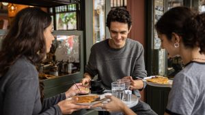 Creperie Au Grand Zinc: Ένα Παρισιάνικο Βistrot στα Εξάρχεια - FlagInLife