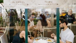 Η Στάνη: 95 χρόνια παράδοση σε κρέμες, σιροπιαστά και λουκουμάδες - FlagInLife