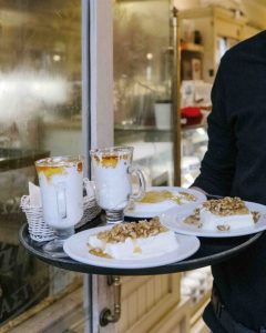 Η Στάνη: 95 χρόνια παράδοση σε κρέμες, σιροπιαστά και λουκουμάδες - FlagInLife