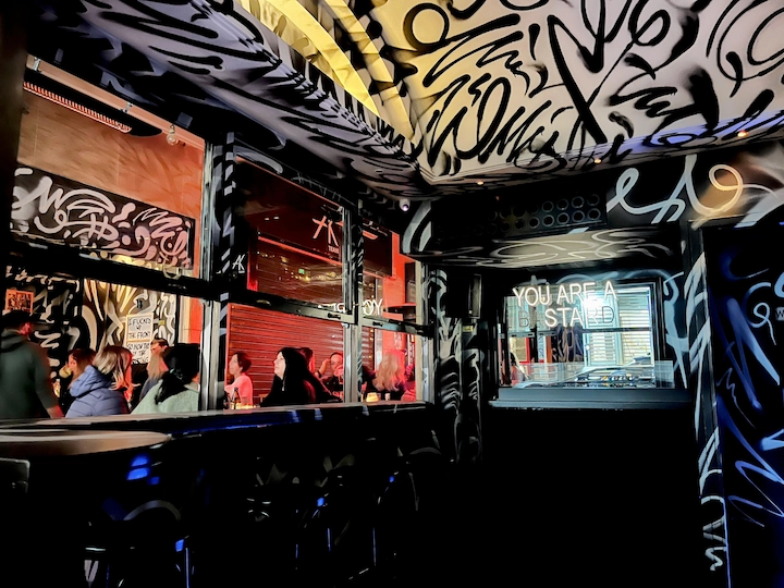 ΕΔΩ bar: Αναπάντεχα cocktails στο funky νέο μπαρ της Αθήνας - FlagInLife