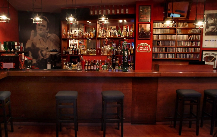 Στο Red bar στον Πειραιά, θα πιείς straight ποτό και θα ακούσεις μουσικάρες - FlagInLife
