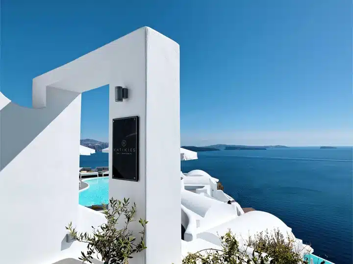 Το Katikies Santorini στη λίστα των T + L 500 καλύτερων ξενοδοχείων στον κόσμο του Travel + Leisure για το 2024 - FlagInLife