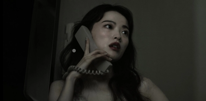 στιγμιότυπο απο την ταινια με ηθοποιο να μιλαει στο τηλεφωνο