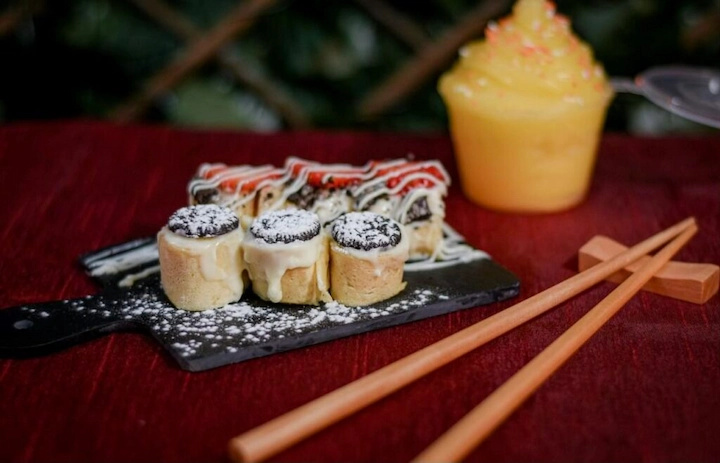 γλυκό sushi με ωραιο διπλα σε τσοπστικς