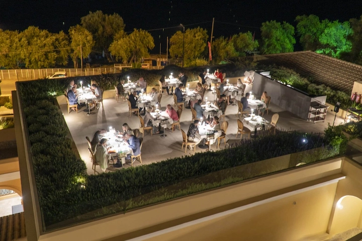 κοσμος τρωει στην ταρατσα του εστιατοριου Apaggio στο ξενοδοχείο Nido.