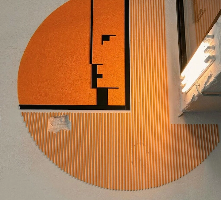 τοιχος στο εσωτερικο του μαγαζιού τεχνοτροπιας Bauhaus