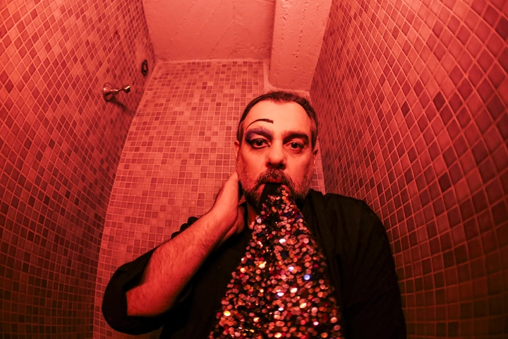 Ο ηθοποιός Αργύρης Ξάφης κοιτά τον φακό μέσα απο ένα μπάνιο