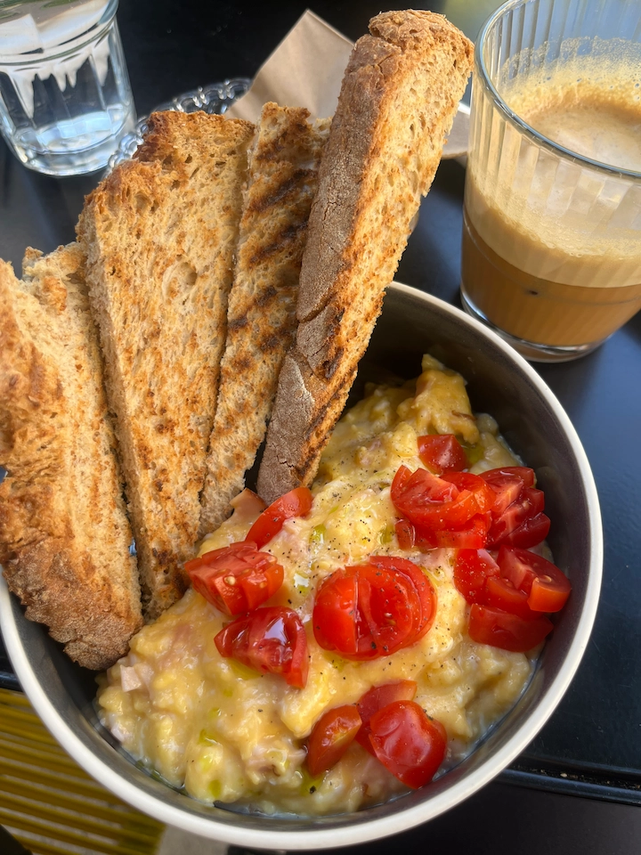 scrambled eggs με Νούμπουλο Κέρκυρας, ντοματίνια, γραβιέρα και προζυμένιο ψωμί
