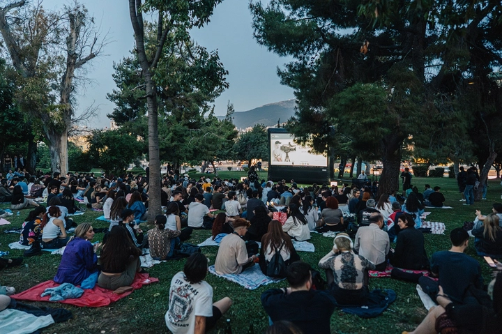 κόσμος στο γρασιδι στο Παρκο Ελευθερίας παρακολουθεί σινεμα