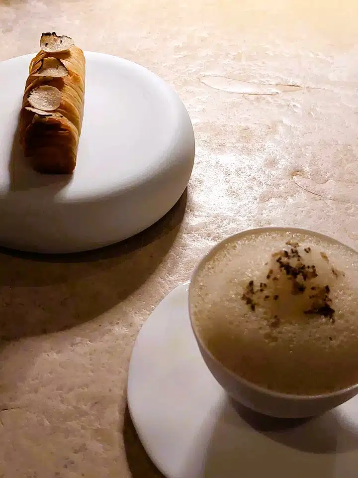 Cappuccino με σούπα κολοκύθας και αφρό φουντούκι/τρούφα και φαγιαντίν με κρέμα τρούφας.