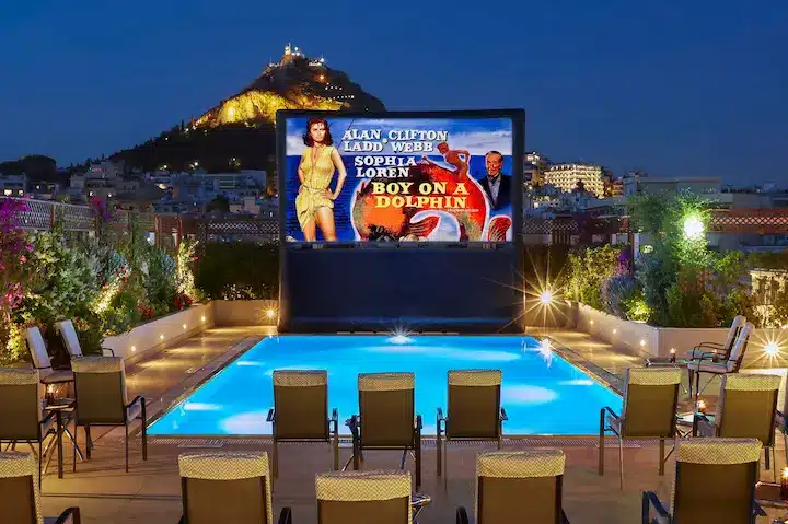 προβολη ταινιας στο pool your cinema