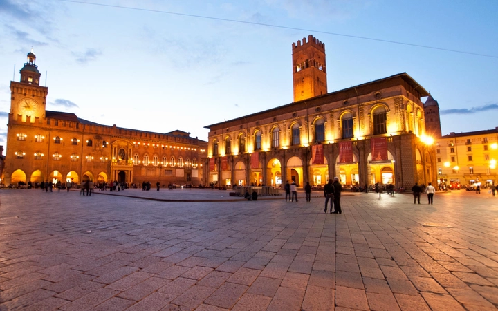 η πλατεία Piazza Maggiore