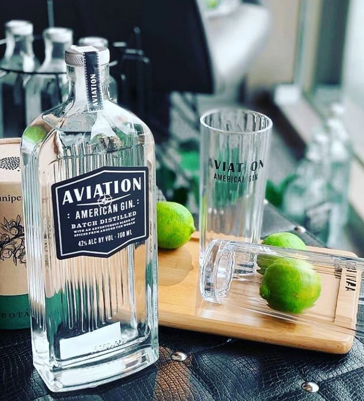 μπουκάλι με Aviation Gin