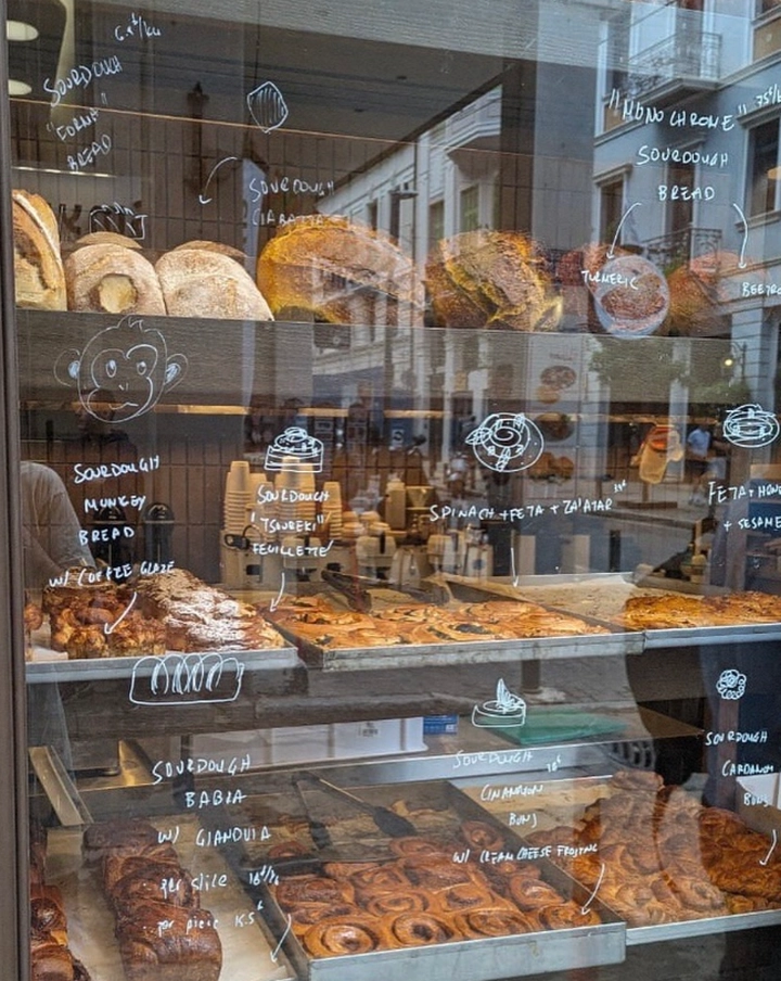 η βιτρινα με τα ψωμια και τα pastries