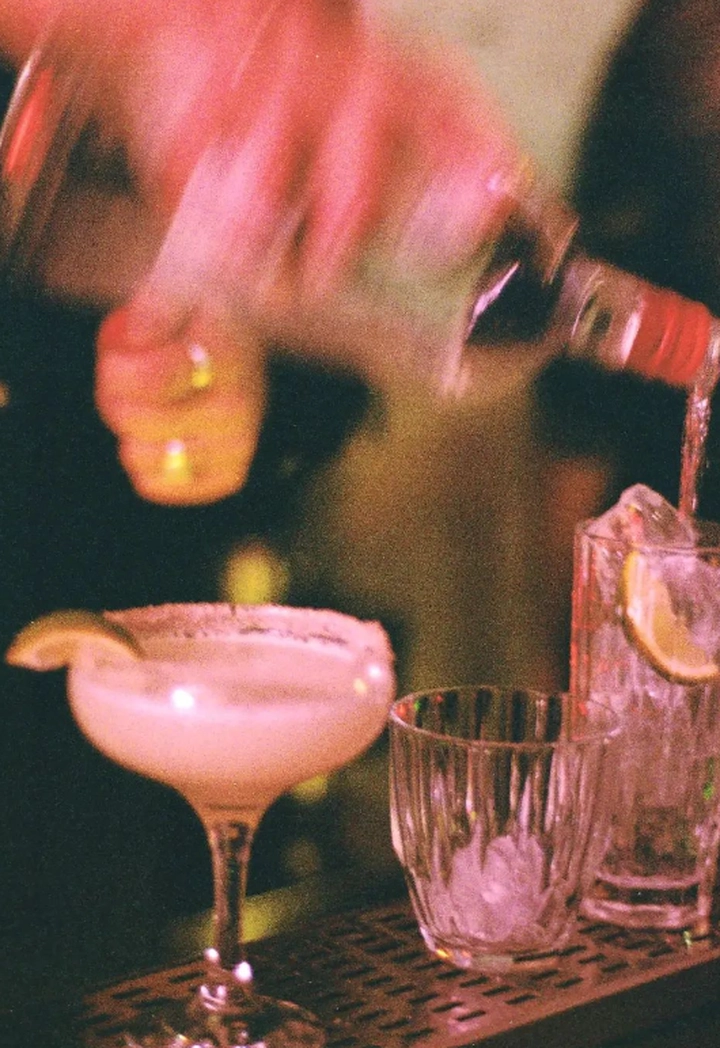 παρασκευη cocktail στο μπαρ