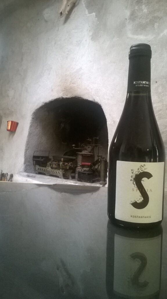 Kostantakis Cave Winery: το μοναδικό οινοποιείου της Μήλου - FlagInLife