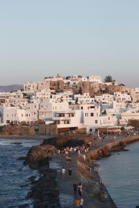 Εστιατόριο Αποστόλης: Η αυθεντική γεύση της Νάξου σε μια αυλή γεμάτη νησιώτικη γοητεία - FlagInLife