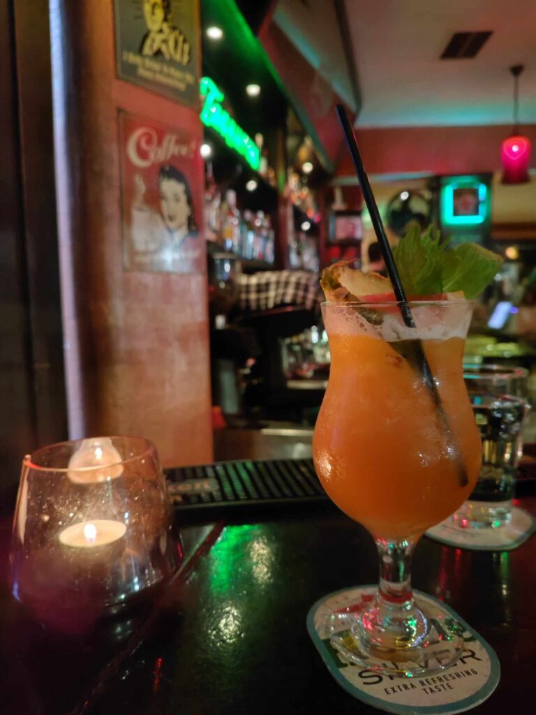 4 bars με απολαυστικά cocktails στον Πειραιά - FlagInLife