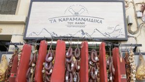 Τα Καραμανλίδικα του Φάνη: αυθεντικός παστιρμάς, καραμανλίδικο σουτζούκι και πολίτικες γεύσεις - FlagInLife