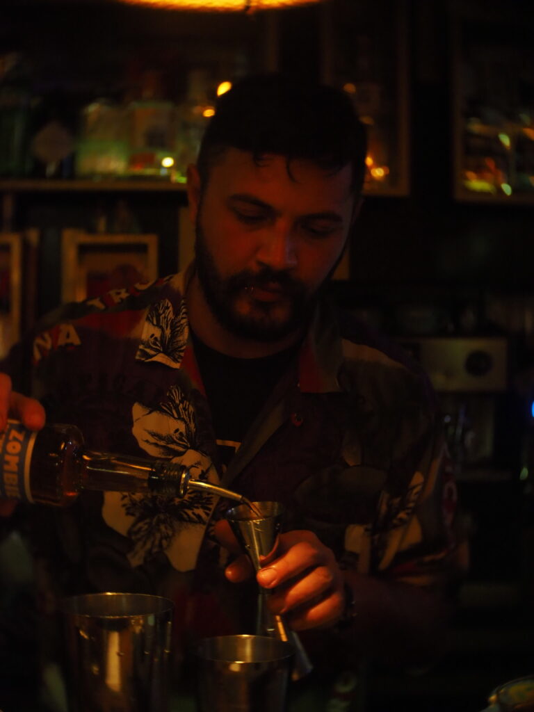 Tiki Bar – Ένα Ταξίδι στην Πολυνησιακή Κουλτούρα στο Κέντρο της Αθήνας - FlagInLife