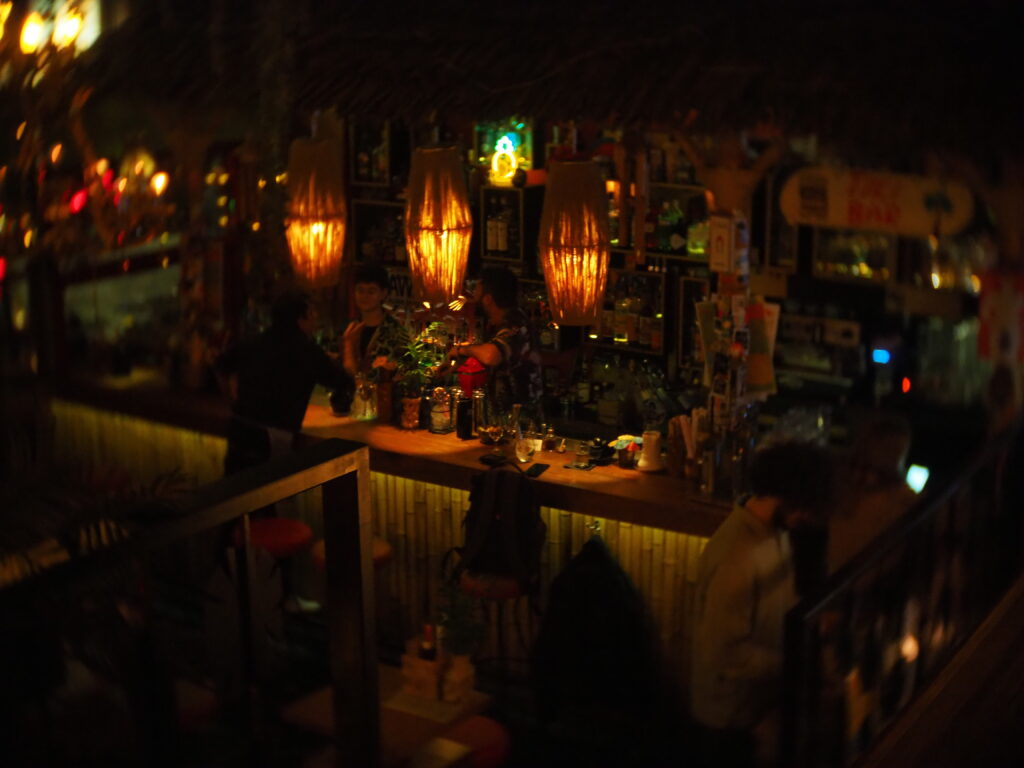 Tiki Bar – Ένα Ταξίδι στην Πολυνησιακή Κουλτούρα στο Κέντρο της Αθήνας - FlagInLife