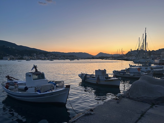 Apagio Taverna στον Πόρο – Μια ψαροταβέρνα στην Πούντα με ιστορία 25 χρόνων 1 Apagio Taverna στον Πόρο – Μια ψαροταβέρνα στην Πούντα με ιστορία 25 χρόνων - FlagInLife