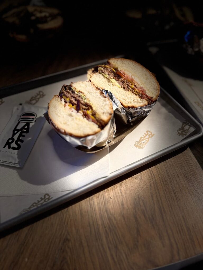 Layers Burger: Το αυθεντικό smashed burger των βορείων προαστίων - FlagInLife