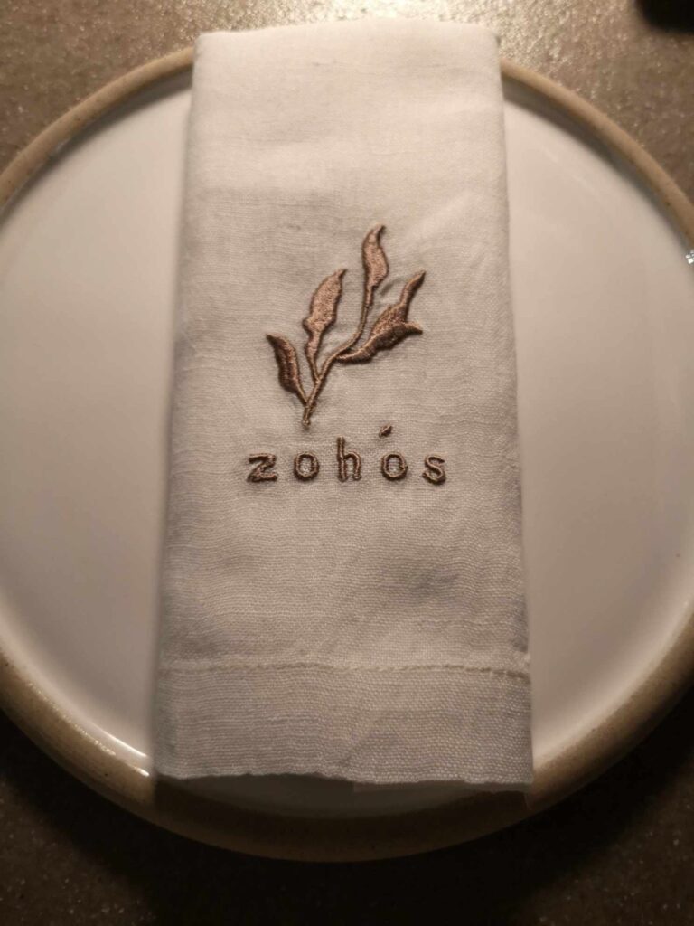Zohόs : Ελληνική κουζίνα σε ξενοδοχειακό αίθριο - FlagInLife