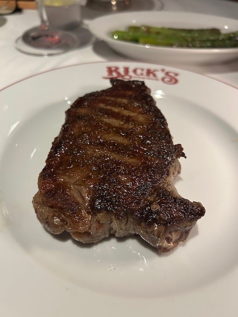 Ricks Steakhouse: Υψηλές επιδόσεις με ιδιαίτερο ατμοσφαιρικό background - FlagInLife