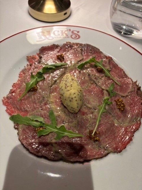 Ricks Steakhouse: Υψηλές επιδόσεις με ιδιαίτερο ατμοσφαιρικό background - FlagInLife