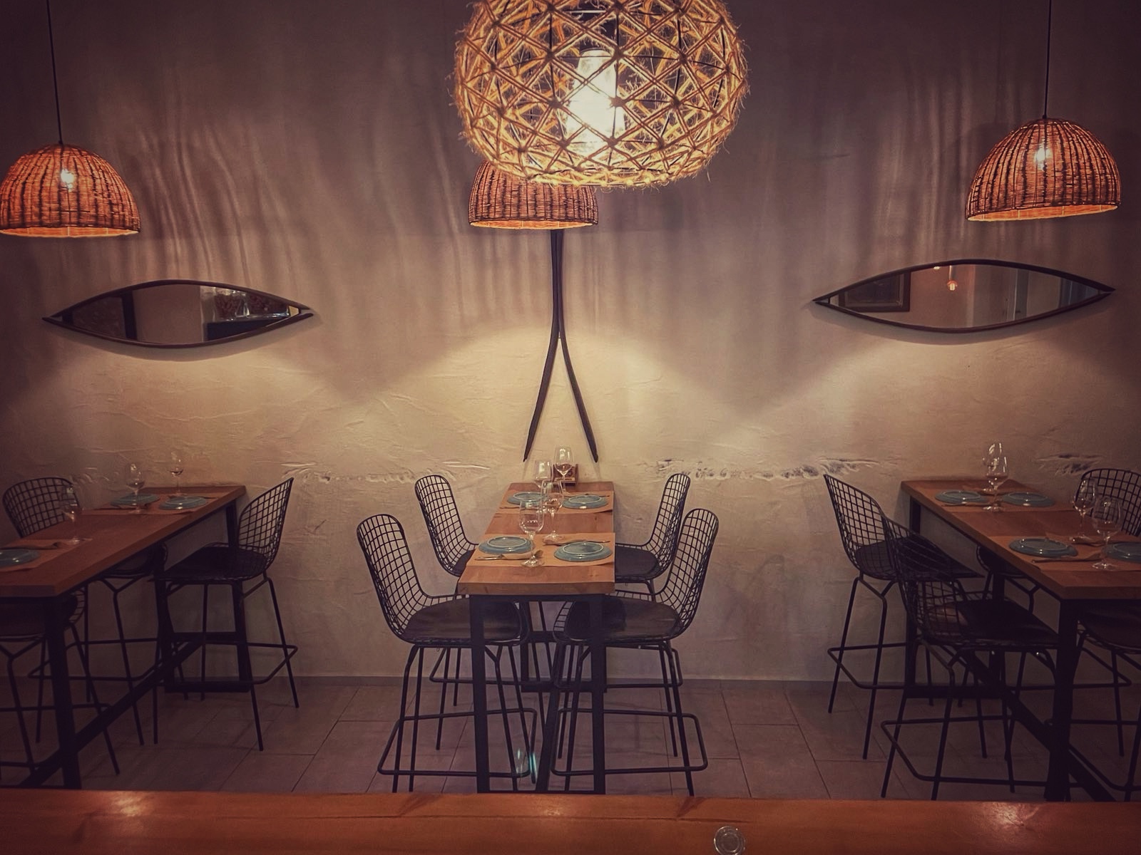 Σαραμπελού: Το wine bar - σημείο αναφοράς της Πάτμου - FlagInLife