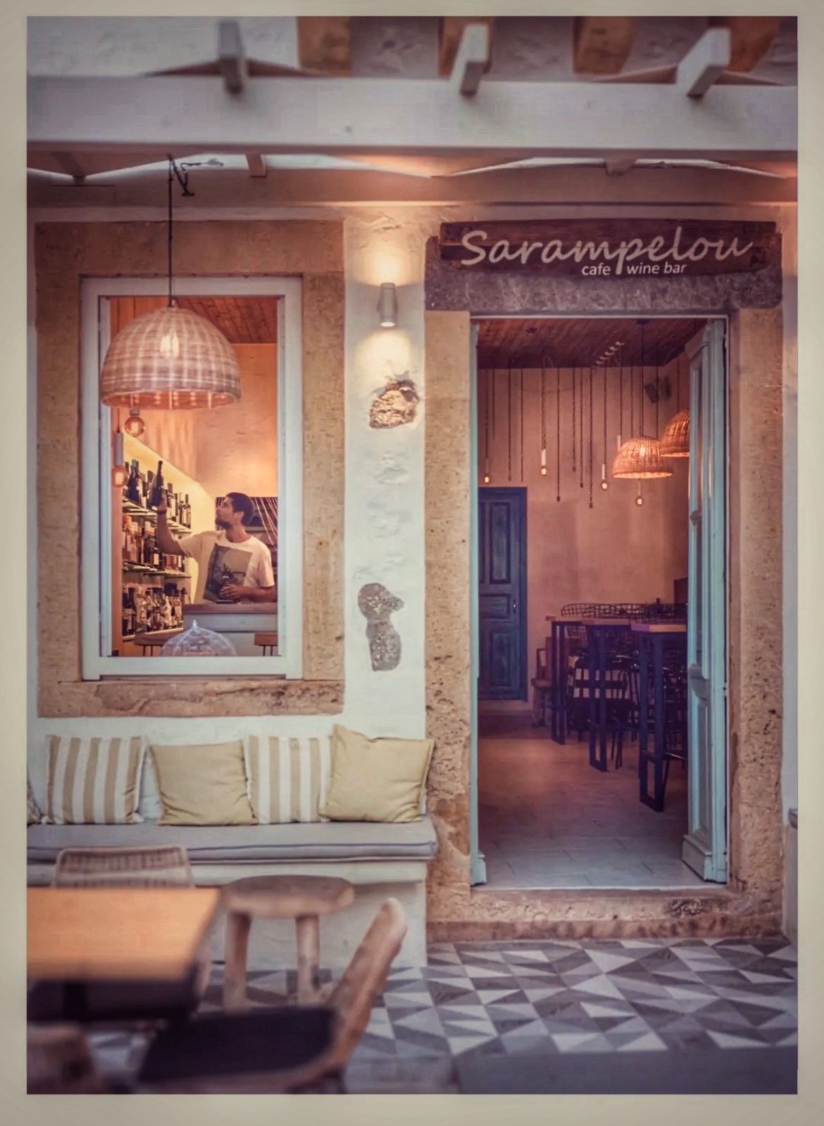Σαραμπελού: Το wine bar - σημείο αναφοράς της Πάτμου - FlagInLife