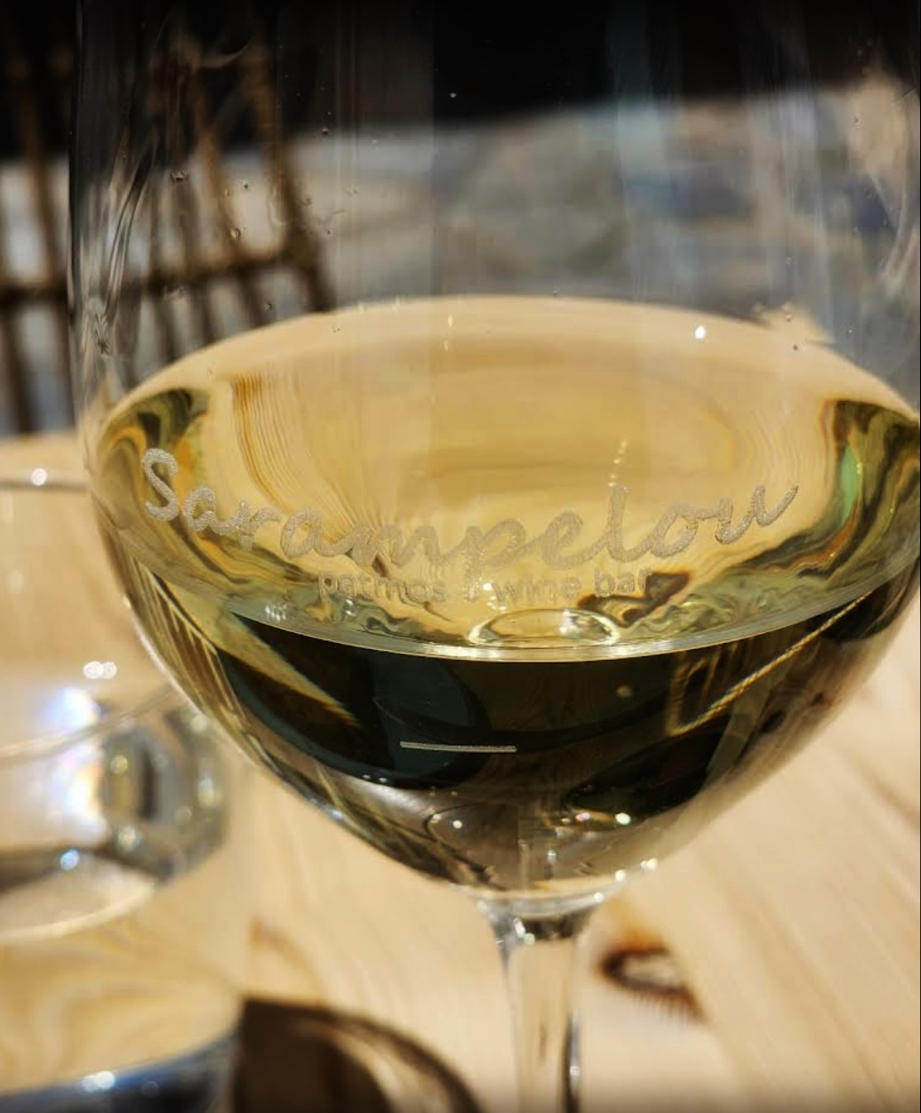 Σαραμπελού: Το wine bar - σημείο αναφοράς της Πάτμου - FlagInLife