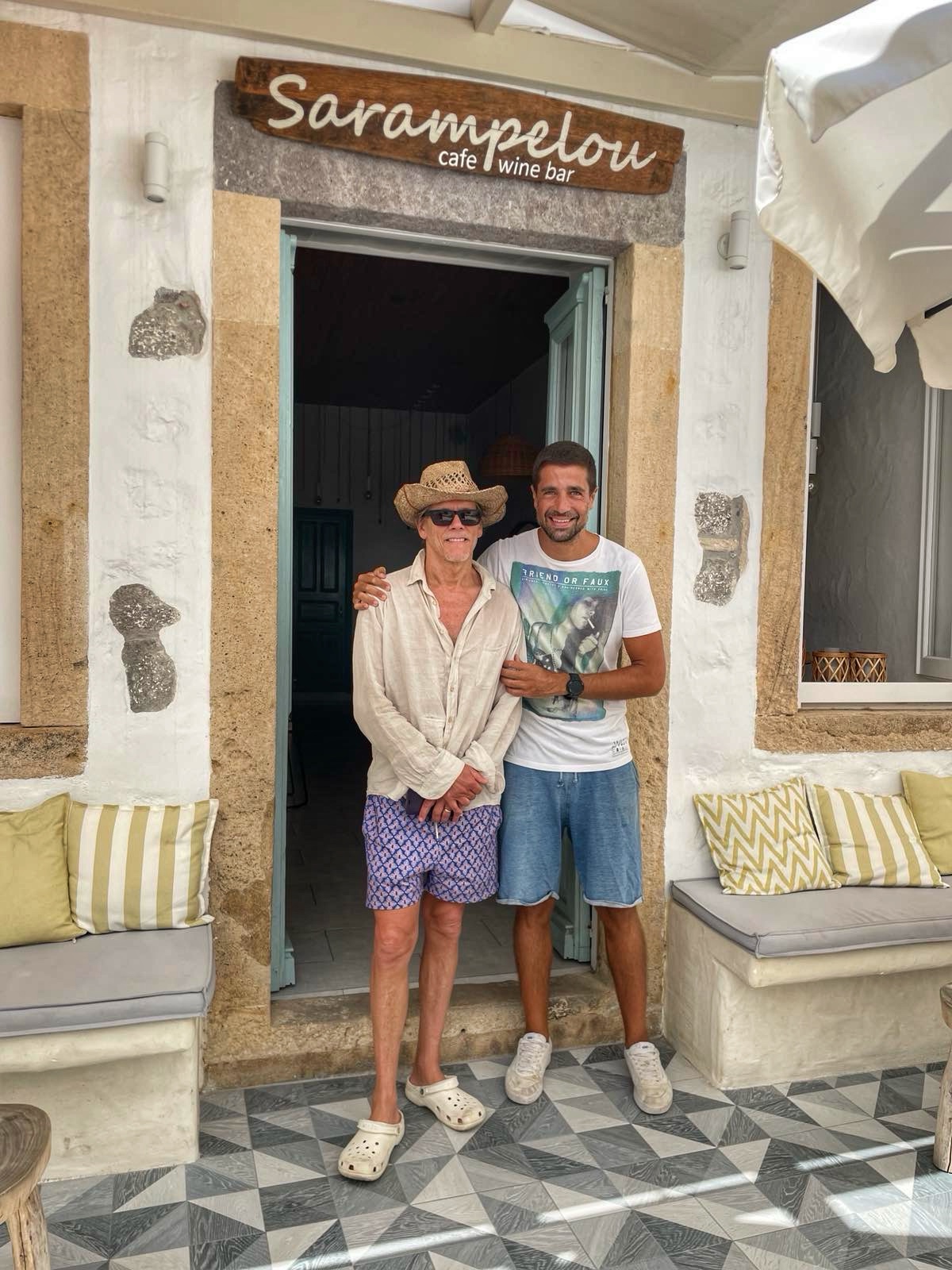Σαραμπελού: Το wine bar - σημείο αναφοράς της Πάτμου - FlagInLife