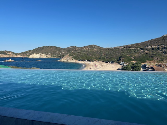 Heromylos Resort: Σε μια όμορφη παραλία της ανατολικής Εύβοιας - FlagInLife