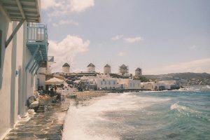 Μύκονος: Είναι ο γιαλός στραβός ή στραβά αρμενίζουμε; - FlagInLife