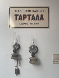 Καφενείο Τα Τάρταλα: Η αναβίωση ενός Κρητικού θεσμού στον Nότο του Ρεθύμνου - FlagInLife