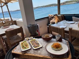 Akti Restaurant: Εκλεκτή ψαροφαγία στην Βουλιαγμένη από τον chef Παναγιώτη Γιακαλή - FlagInLife