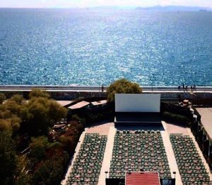 Θερινά Σινεμά της Αθήνας: Κάτω από τον έναστρο ουρανό της πόλης, με ψαγμένες γεύσεις 7 Θερινά Σινεμά της Αθήνας: Κάτω από τον έναστρο ουρανό της πόλης, με ψαγμένες γεύσεις - FlagInLife