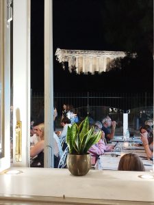 Αποχαιρετώντας τον Αύγουστο στο Kuzina, στο «σπιτικό» του σεφ Άρη Τσανακλίδη - FlagInLife