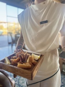 Almiriki Taverna & Beach Club: γεύση και απόλυτη χαλάρωση στο Αγράρι της Μυκόνου - FlagInLife