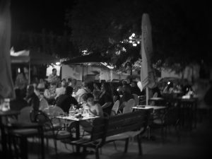 Λοκρός the P2 Bar: Σε μια γραφική πλατεία, αλλά με κοκτέιλ και tapas - FlagInLife