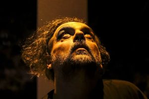 Ένα σώμα, πολλές φωνές: Ο Αργύρης Ξάφης και «Το πιο όμορφο σώμα που έχει βρεθεί ποτέ σε αυτό το μέρος» - FlagInLife