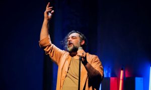Ένα σώμα, πολλές φωνές: Ο Αργύρης Ξάφης και «Το πιο όμορφο σώμα που έχει βρεθεί ποτέ σε αυτό το μέρος» - FlagInLife