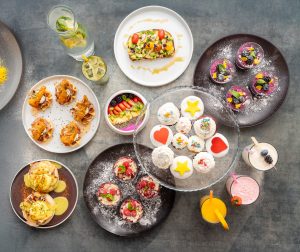 Tο “Sunday Friends & Family Brunch”, επιστρέφει στο La Suite Rooftop Restaurant του St. George Lycabettus την Κυριακή 2 Νοεμβρίου! 1 Tο “Sunday Friends & Family Brunch”, επιστρέφει στο La Suite Rooftop Restaurant του St. George Lycabettus την Κυριακή 2 Νοεμβρίου! - FlagInLife